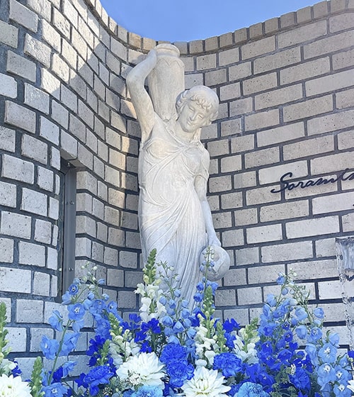 墓所を見守る女神像